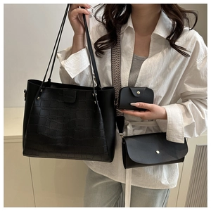 Detail view of the 3pcs black tote set featuring crocodile pattern and chain strap