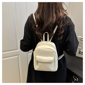 Vista posteriore del mini zaino bianco in pelle PU con spalline regolabili sul modello
