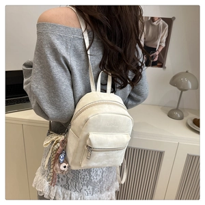 Mini zaino crema da donna con vista posteriore, spalline regolabili e decori in peluche