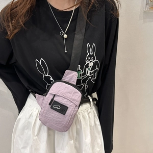 Mini sac à bandoulière violet avec sangle réglable et logo pour un style de rue décontracté