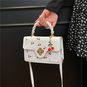 Petit Sac Carré pour Femmes Imprimé Cerises Sac à Bandoulière à la Mode en Cuir PU Avec Fermoir Fleur et Poignée Tressée