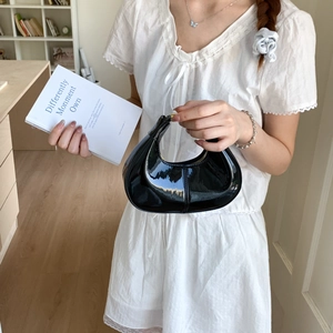 Modische Hobo-Tasche aus schwarzem Lackleder mit stilvoller Halbmondform für Damen