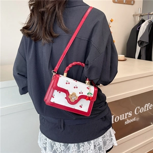 Sac à main chic cerises rouge et blanc avec anse tressée et fermoir fleur doré