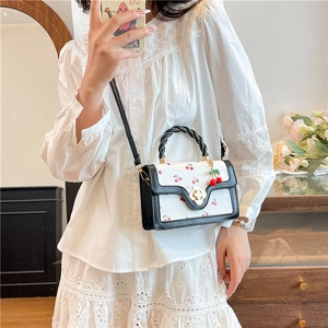 Sac à main en cuir à imprimé cerise blanche avec fermoir fleur dorée et anse tressée