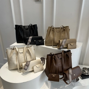 Set borse tote in ecopelle coccodrillo con tracolla e portamonete in quattro colori