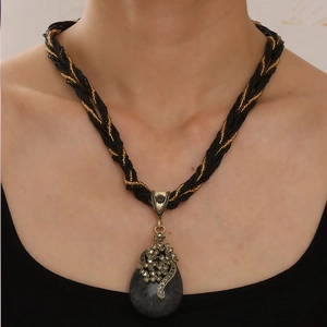 Böhmische Vintage-Halskette mit Pfau-Edelsteinanhänger und Reisperlen für Damen