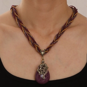 Böhmische Retro-Pfauenkette mit großem lila Edelstein und geflochtener Perlenschnur
