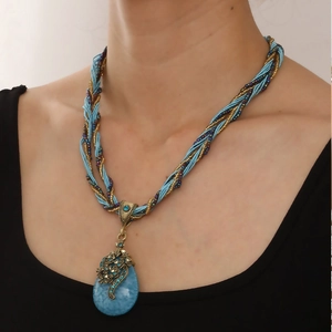 Böhmische mehrlagige Perlenkette mit blauem Tropfenanhänger, an Model präsentiert