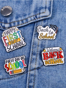 Gros plan de quatre pin's émaillés colorés pour la rentrée sur une veste en jean bleue