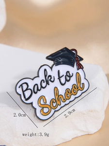 Détail de l'épingle émaillée Back to School avec chapeau de diplômé sur pierre