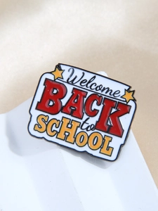 Vue détaillée de la broche émaillée Welcome Back to School avec étoiles et couleurs vives
