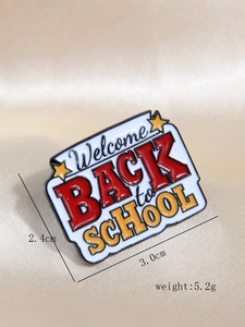 Détails de la broche émaillée Back to School mesurant 3,0cm x 2,4cm et pesant 5,2g