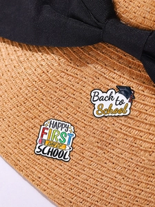 Détail macro de pin's émaillés Back to School avec crayons arc-en-ciel sur chapeau de paille
