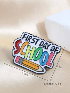 Détail du pin's émaillé coloré pour la rentrée scolaire avec crayon et dimensions précises