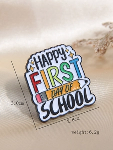 Détail de l'épingle émaillée Happy First Day of School avec motifs crayon et étoile