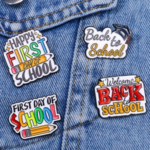 Broche en Émail Rentrée Scolaire Alliage Dessin Animé Lettre Toque de Gradué Crayon Badge Décoratif Pour Étudiants Enseignants Bijoux