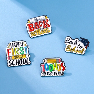 Lot de 4 pin's émaillés colorés Rentrée Scolaire avec crayon, chapeau et bienvenue