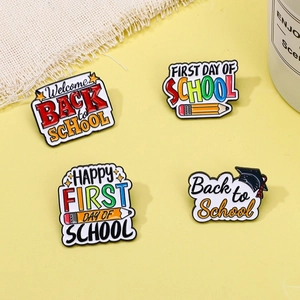 Set de broches émaillées pour la rentrée scolaire avec lettres sur fond jaune vif