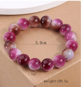 Détail du bracelet à billes bicolores avec perles en cristal de fraise de 12mm
