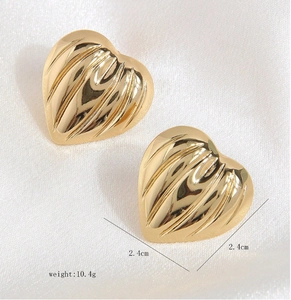 Detailed view of heart-shaped gold studs with pleated texture and 2.4cm size specs