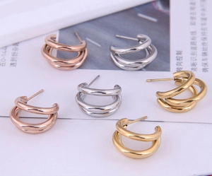 Détails de boucles d'oreilles triple couche en forme de C en or, argent et or rose