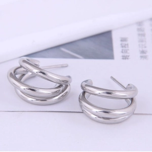 Boucles d'oreilles chic en acier titane avec design triple anneaux ronds pour femmes