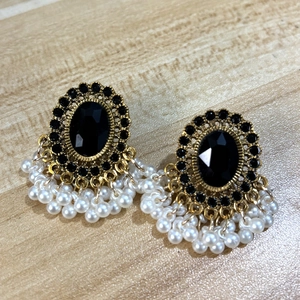 Orecchini barocchi vintage con grande gemma nera e nappe di perle a grappolo