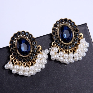 Orecchini vintage dorati con pietre blu ovali ed eleganti frange di perle pendenti