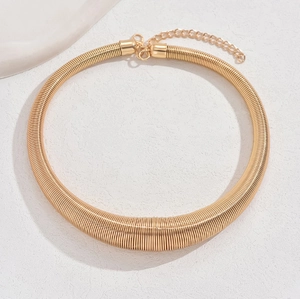 Eleganter goldener Metall-Choker mit Spiraltextur und Karabinerverschluss auf Weiß