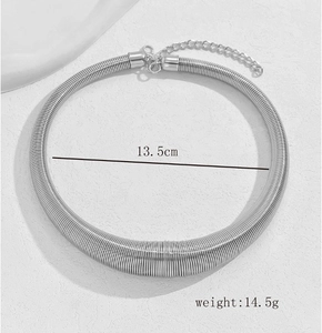 Silbernes Feder-Choker-Halsband mit 13,5cm Durchmesser und 14,5g Gewichtsangaben
