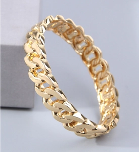 Vista dettagliata del bracciale a catena intrecciata dorata con chiusura a cerniera