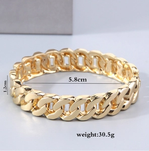 Vista dettagliata che mostra larghezza 1,2 cm e diametro 5,8 cm del bracciale a catena intrecciata