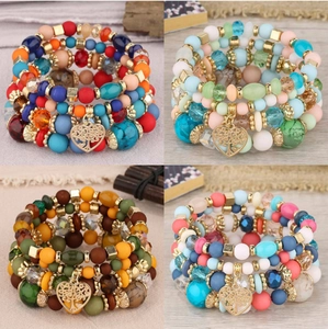 Détail de bracelets bohèmes multicouches en perles avec pendentifs arbre de cœur colorés