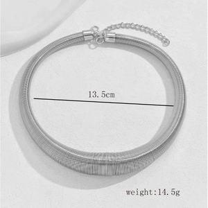 Eleganter silberner Federhalsreif für Damen mit einem Innendurchmesser von 13,5 cm