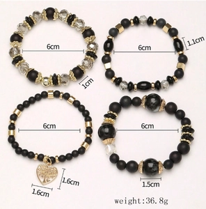 Détail d'un ensemble de quatre bracelets en perles bohèmes avec pendentif cœur