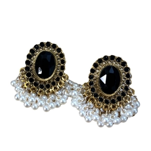 Orecchini vintage con gemma nera e nappe di perle bianche su sfondo bianco puro