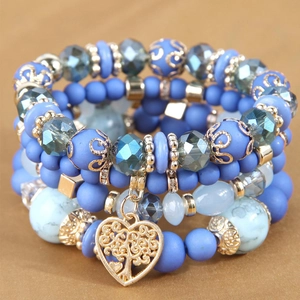 Vue macro du bracelet bohème à 4 couches avec cristaux bleus et pendentif cœur arbre
