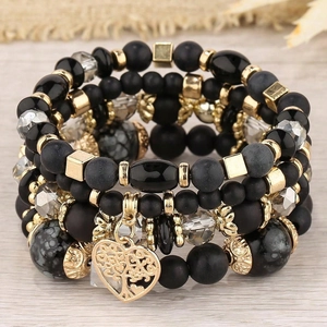 Détail de l'ensemble de bracelets perlés bohèmes avec breloque cœur et arbre de vie