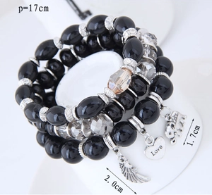 Detailansicht eines mehrlagigen Perlenarmband-Sets mit Elefanten-, Flügel- und Herzanhänger