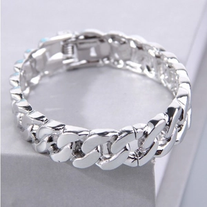 Bracciale a catena barbazzale argento lucido da donna su supporto in stile industriale