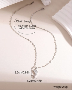 Détail du pendentif dauphin avec dimensions de la chaîne 45cm et taille 2,2cm