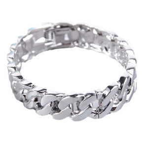 Bracciale a catena cubana argento lucido da donna con chiusura a scatto su sfondo bianco