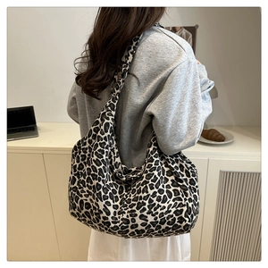 Grand sac cabas en toile avec motif léopard classique et bandoulière confortable