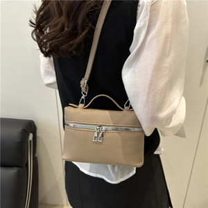 Sac à bandoulière chic en cuir marron clair avec double fermeture éclair pour femme
