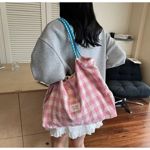 Détail du tissu à carreaux du sac cabas et poignée en corde pour femmes