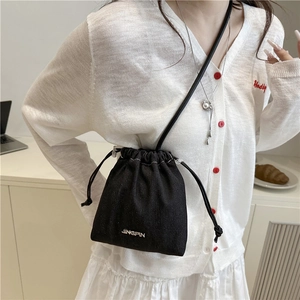 Borsa a secchiello nera con coulisse, logo JINGPIN e tracolla sottile alla moda