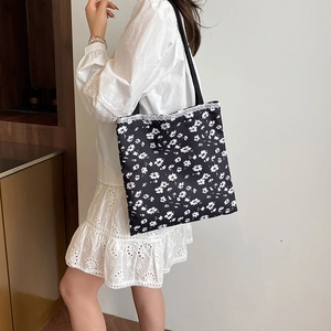 Vintage floral tote bag with lace trim and large capacity in black and white pattern
