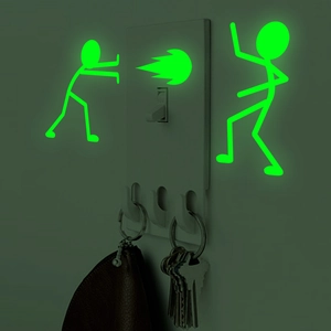Leuchtende Stickmen-Aufkleber leuchten um Lichtschalterplatte im dunklen Raum