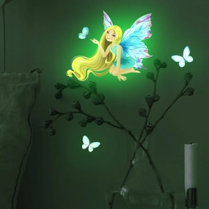 Stickers muraux fée et papillons luminescents montrant l'effet brillant dans le noir