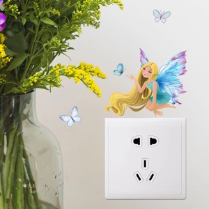 Détail des stickers muraux fée et papillons lumineux autour d'un interrupteur mural